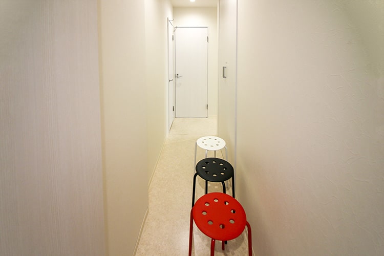 奥の部屋が発熱外来の診察室となっています。消毒が終わりましたら、椅子に座ってしばらくお待ちください。